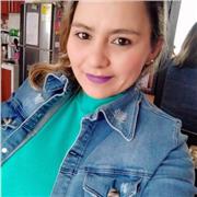 Profesor de español imparte clases a niños de todas las edades